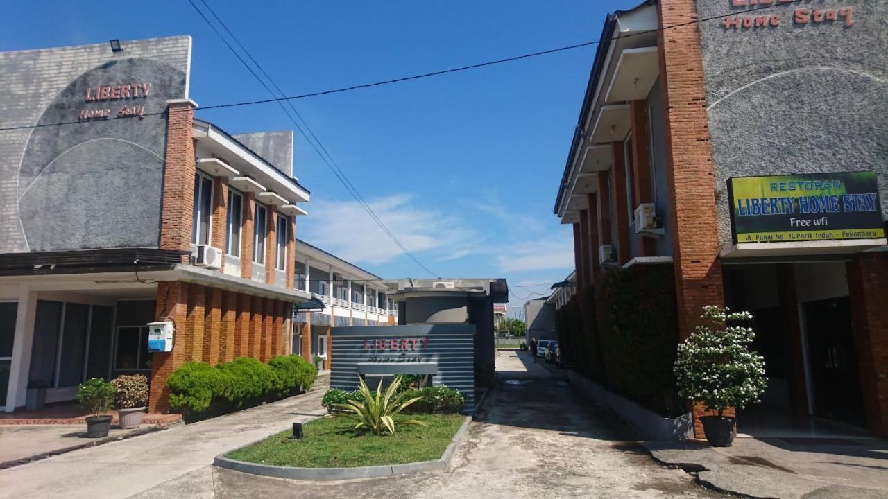Liberty Homestay Parit  外观 照片